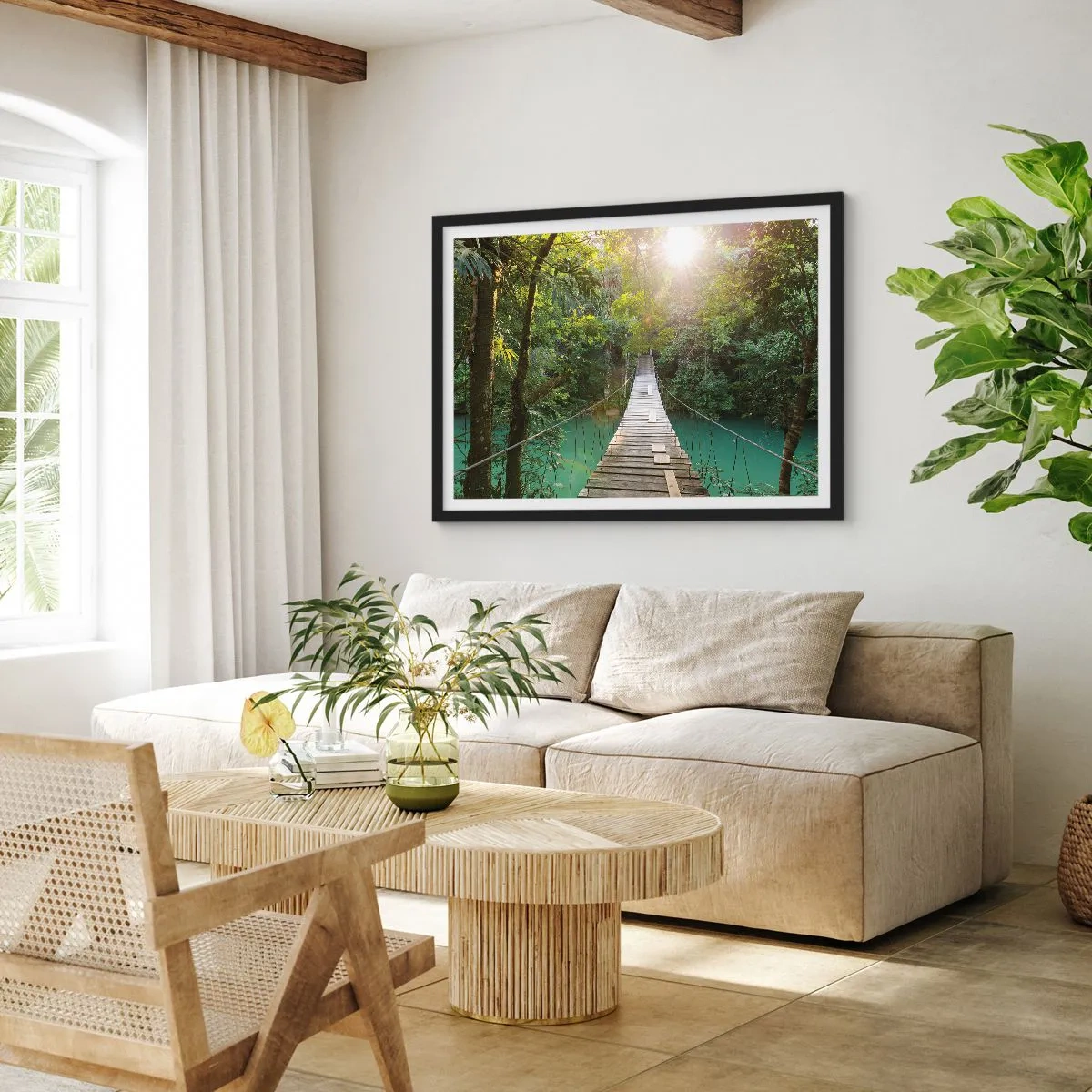 Poster in cornice nera - Un ponte sospeso in una foresta tropicale illuminato dalla luce del sole. - 70x50cm - Sull'acqua azzurra verso il bosco azzurro - Decorazione murale moderna per soggiorno e camera da letto ARTTOR
