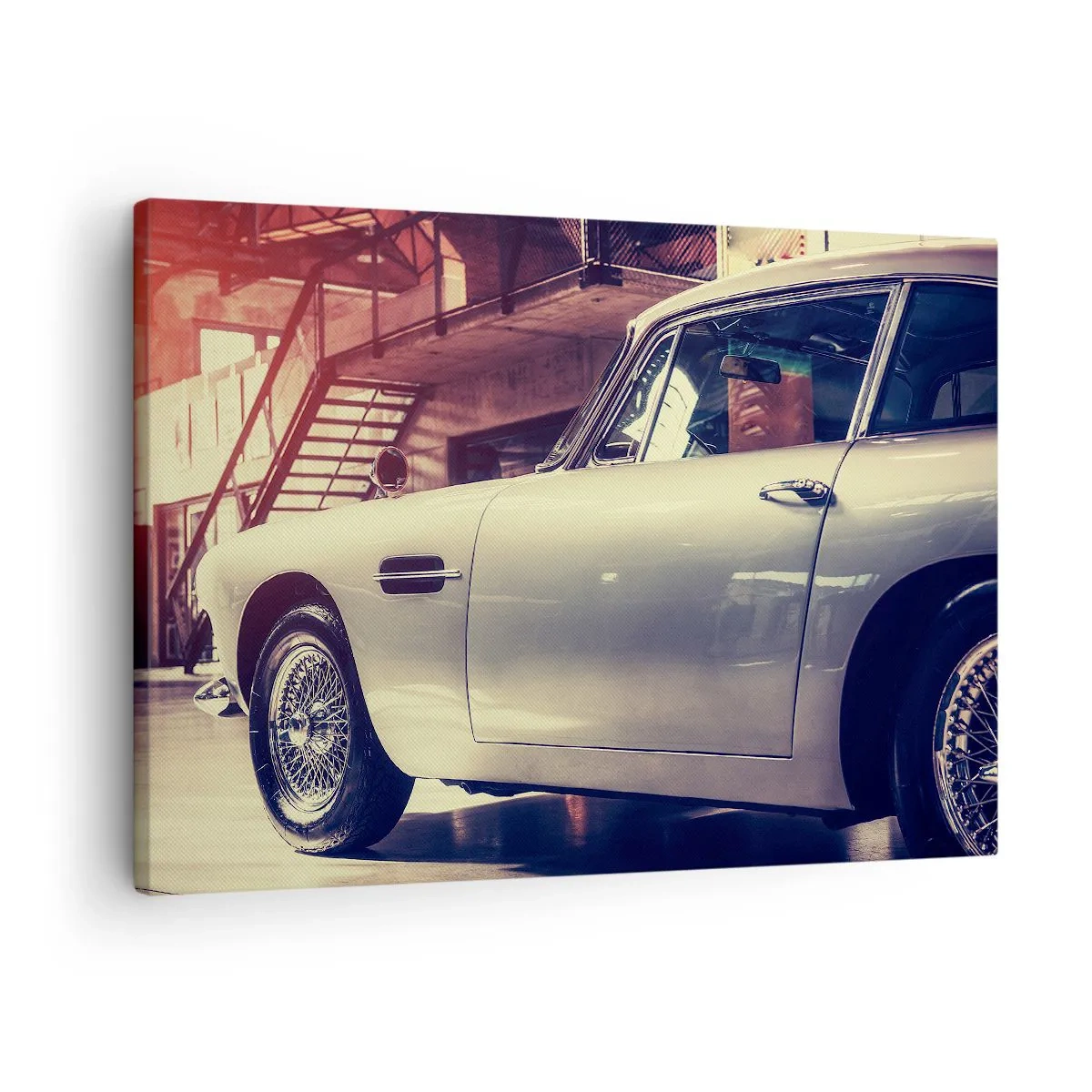 Quadro su tela - Stampe su Tela - Un'auto d'epoca in un elegante garage con interni industriali - 70x50cm - La classicità non invecchia - Decorazione murale moderna per soggiorno e camera da letto ARTTOR