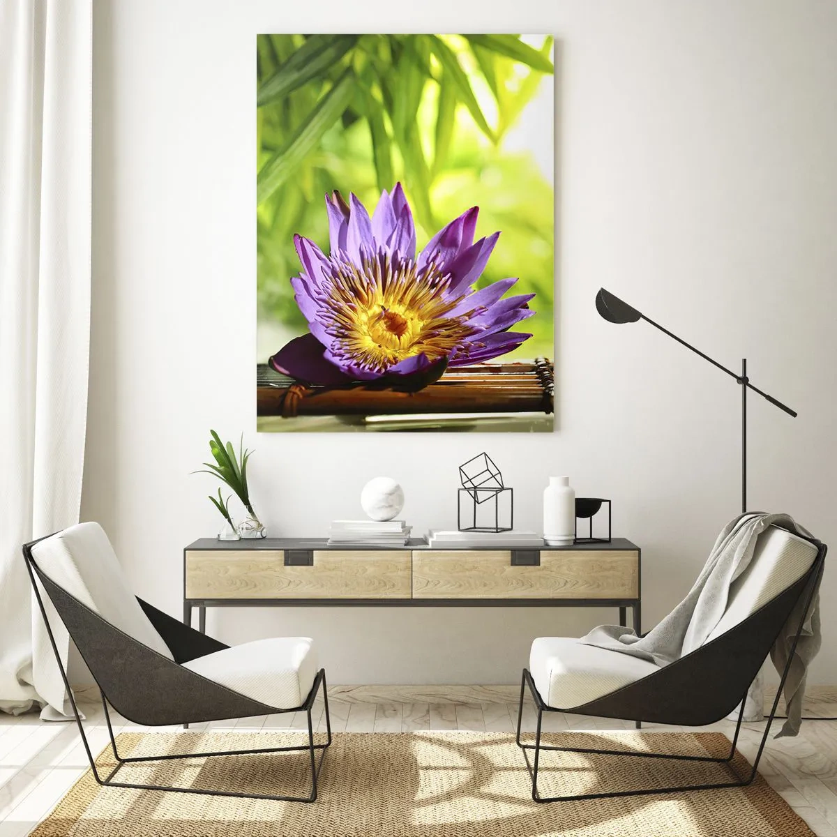 Quadro su vetro - Fiore di loto viola su una tavola di bambù con sfondo verde - 50x70cm - Al sole dell'Asia - Decorazione murale moderna per soggiorno e camera da letto ARTTOR