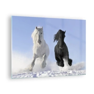 Quadro su vetro - Un cavallo bianco e nero che corre nella neve in un paesaggio invernale - 70x50cm - Galoppo in bianco e nero - Decorazione murale moderna per soggiorno e camera da letto ARTTOR