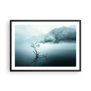 Poster in cornice nera - Un albero solitario nell'acqua circondato da nebbia e montagne - 70x50cm - Dall'acqua e dalla nebbia - Decorazione murale moderna per soggiorno e camera da letto ARTTOR