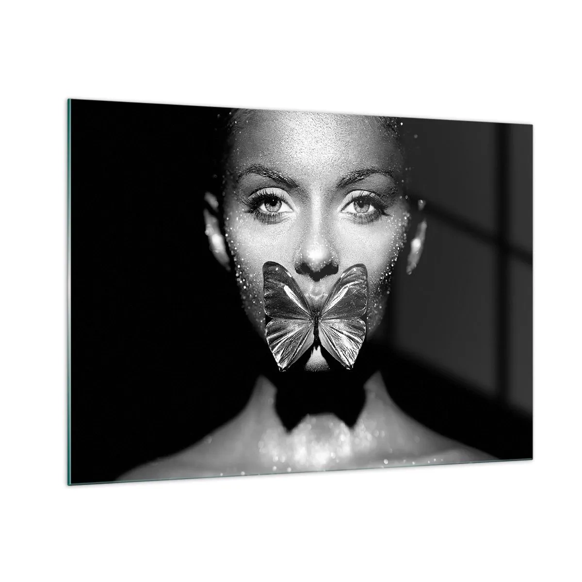 Quadro su vetro - Ritratto di una donna con una farfalla sulle labbra in bianco e nero - 100x70cm - Il bacio delle farfalle - Decorazione murale moderna per soggiorno e camera da letto ARTTOR