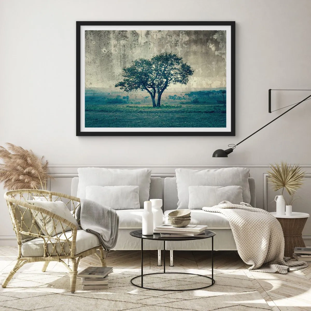 Poster in cornice nera - Un albero solitario contro un paesaggio nebbioso - 70x50cm - Un melo su un prato blu? - Decorazione murale moderna per soggiorno e camera da letto ARTTOR