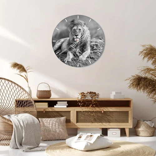 Orologio da parete - Orologio in Vetro - Un leone in una posa maestosa sullo sfondo della natura selvaggia - 30x30cm - La siesta del re - Decorazione murale moderna per soggiorno, cucina e camera da letto ARTTOR