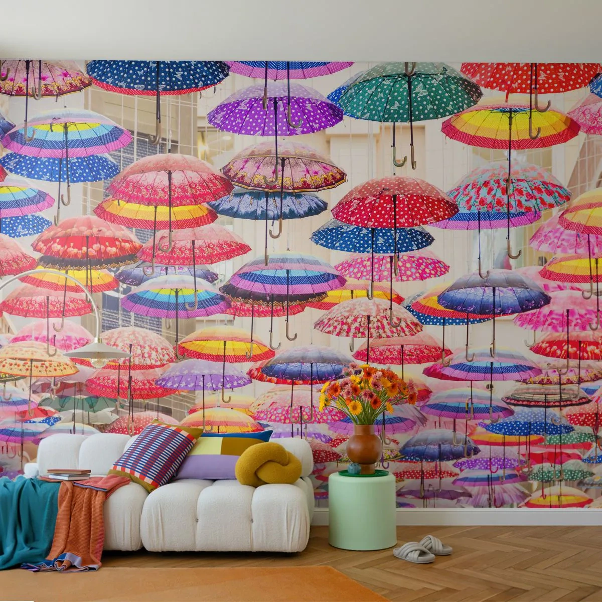 Fotomurali Premium Sand - Ombrelli colorati appesi sulla strada - 100x70cm - Prato cittadino - Decorazione murale moderna per soggiorno e camera da letto ARTTOR