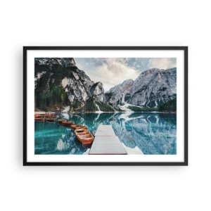 Poster in cornice nera - Un lago con barche circondato da montagne - 70x50cm - Ti mostriamo la bellezza - Decorazione murale moderna per soggiorno e camera da letto ARTTOR