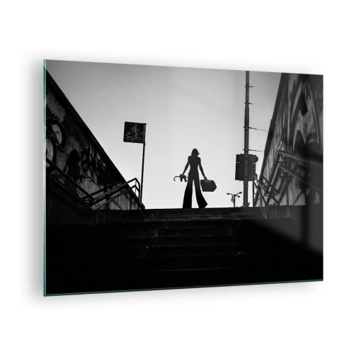 Quadro su vetro - Silhouette in bianco e nero di una donna sullo sfondo di un paesaggio urbano - 70x50cm - Gita cittadina - Decorazione murale moderna per soggiorno e camera da letto ARTTOR