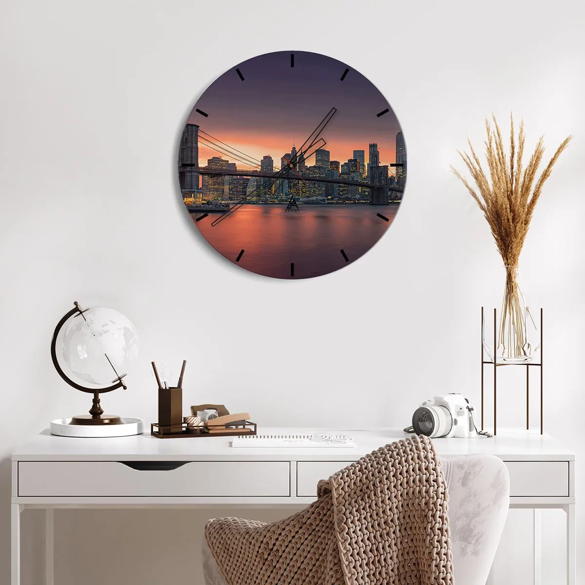Orologio da parete - Orologio in Vetro - Panorama della città con il ponte al tramonto - 30x30cm - Immersa nel silenzio lilla - Decorazione murale moderna per soggiorno, cucina e camera da letto ARTTOR