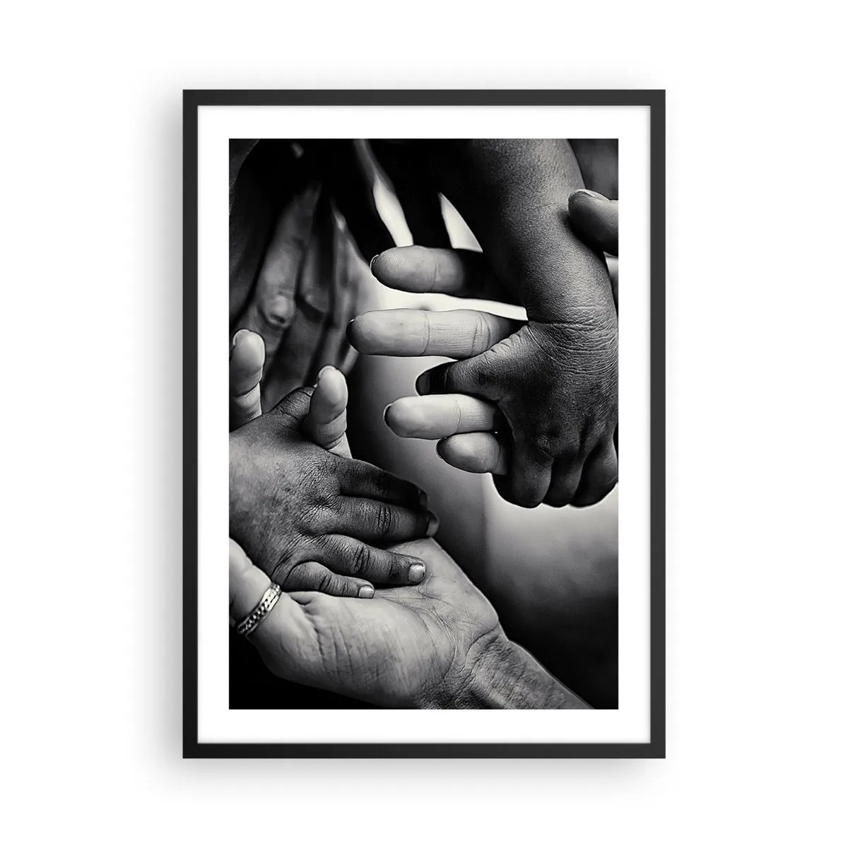 Poster in cornice nera - Motivo in bianco e nero di mani che simboleggiano il legame - 50x70cm - Umanità - Decorazione murale moderna per soggiorno e camera da letto ARTTOR