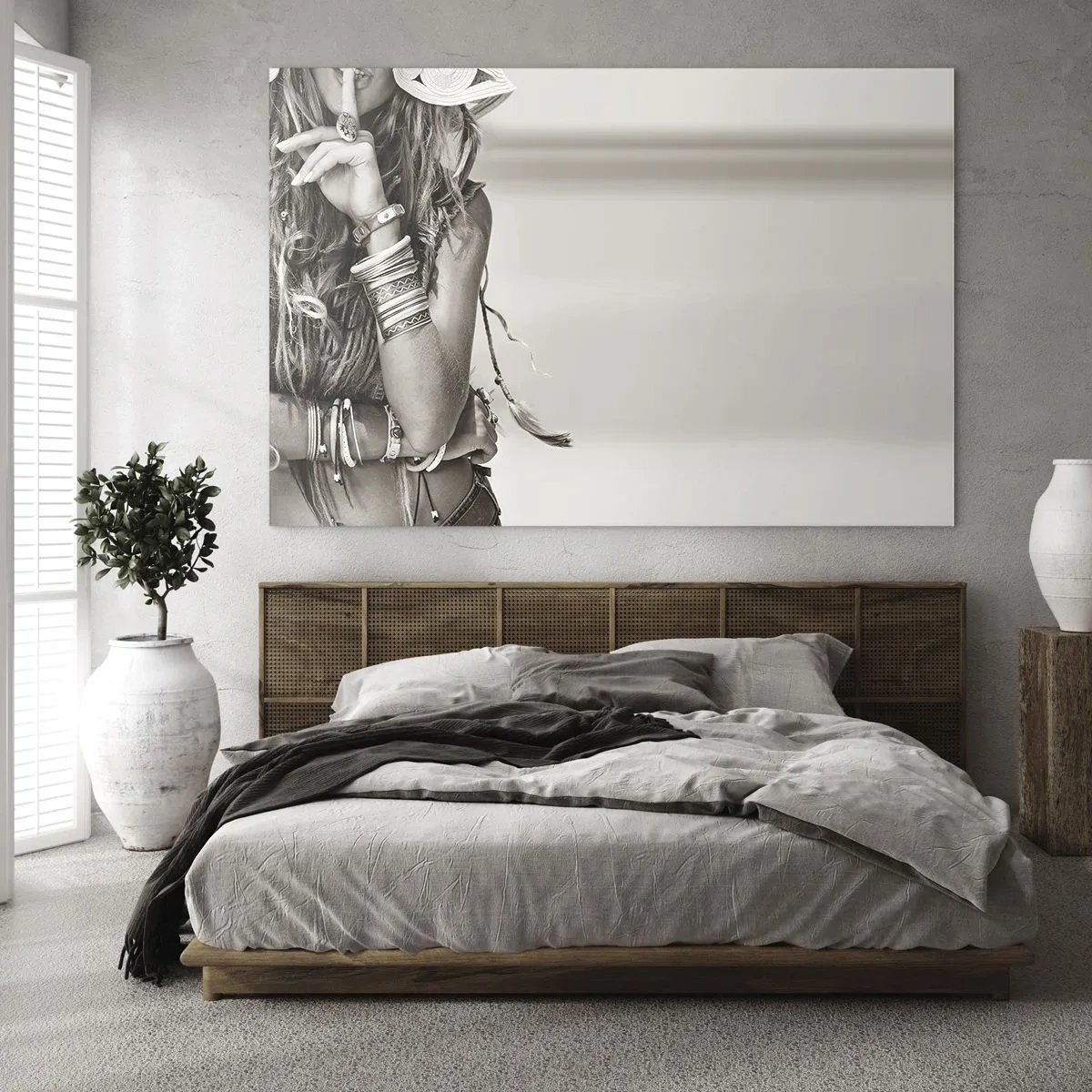 Quadro su vetro - Una donna con gioielli e un dito sulle labbra in uno scatto artistico - 100x70cm - Come una ragazza - Decorazione murale moderna per soggiorno e camera da letto ARTTOR