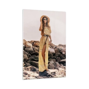 Quadro su vetro - Una donna in stile boho sullo sfondo di una spiaggia rocciosa - 70x100cm - La magia delle pietre - Decorazione murale moderna per soggiorno e camera da letto ARTTOR