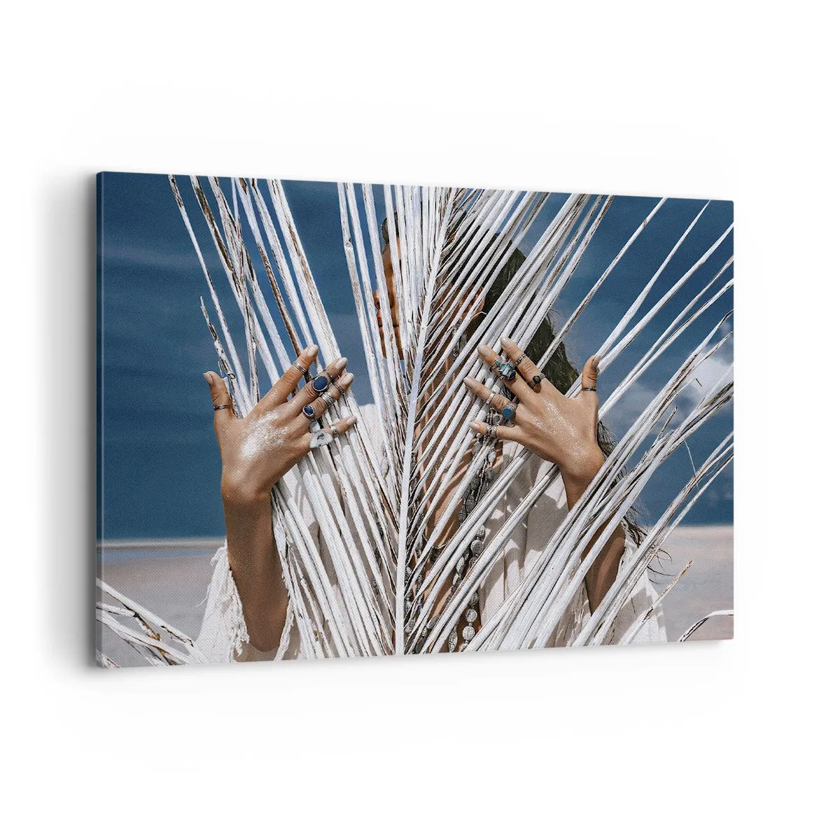 Quadro su tela - Stampe su Tela - Una donna nascosta dietro foglie di palma con anelli alle mani. - 100x70cm - La ragazza dello sciamano? - Decorazione murale moderna per soggiorno e camera da letto ARTTOR