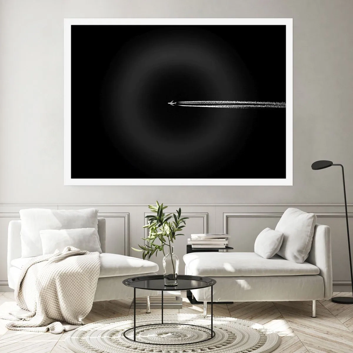 Poster - Un aereo a reazione con una scia di condensazione visibile su uno sfondo nero - 100x70cm - In un'altra dimensione - Decorazione murale moderna per soggiorno e camera da letto ARTTOR