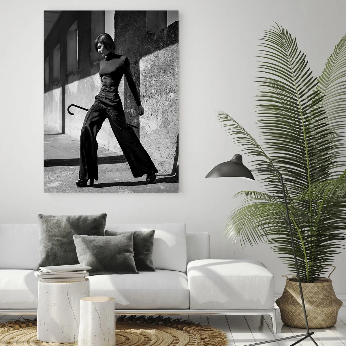 Quadro su vetro - Donna elegante in un ambiente industriale - 70x100cm - Eleganza cittadina - Decorazione murale moderna per soggiorno e camera da letto ARTTOR