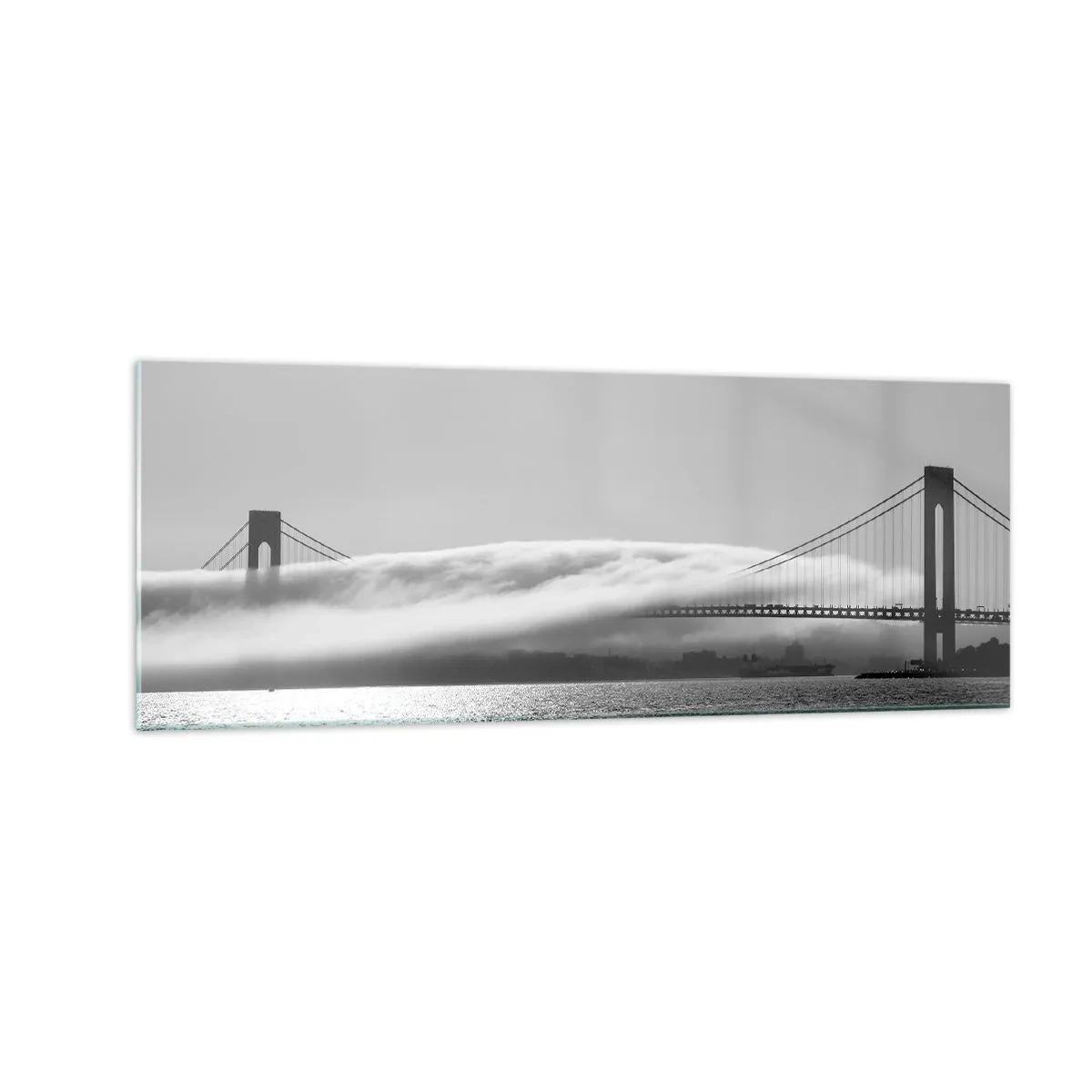 Quadro su vetro - Un ponte sull'acqua avvolto nella nebbia in uno scatto in bianco e nero - 140x50cm - Navigare attraverso la Porta d'Oro - Decorazione murale moderna per soggiorno e camera da letto ARTTOR