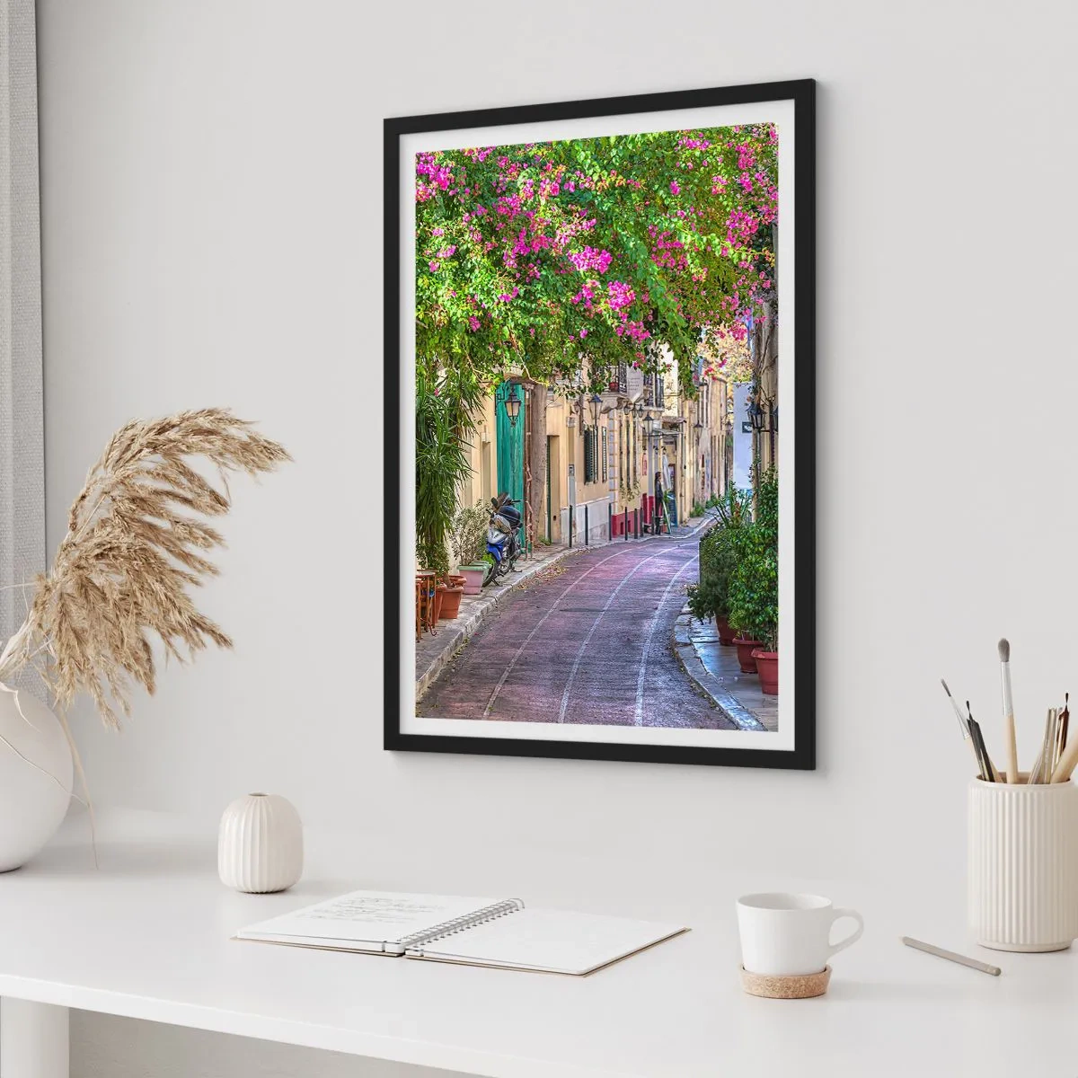 Poster in cornice nera - Una strada colorata con fiori in fiore e architettura classica - 50x70cm - Angolo fiorito - Decorazione murale moderna per soggiorno e camera da letto ARTTOR