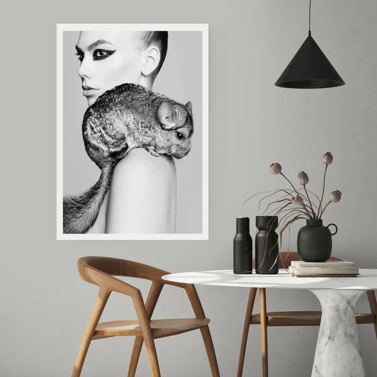 Poster - Una donna con un cincillà in uno scatto artistico in bianco e nero - 50x70cm - Dama con il cincillà - Decorazione murale moderna per soggiorno e camera da letto ARTTOR
