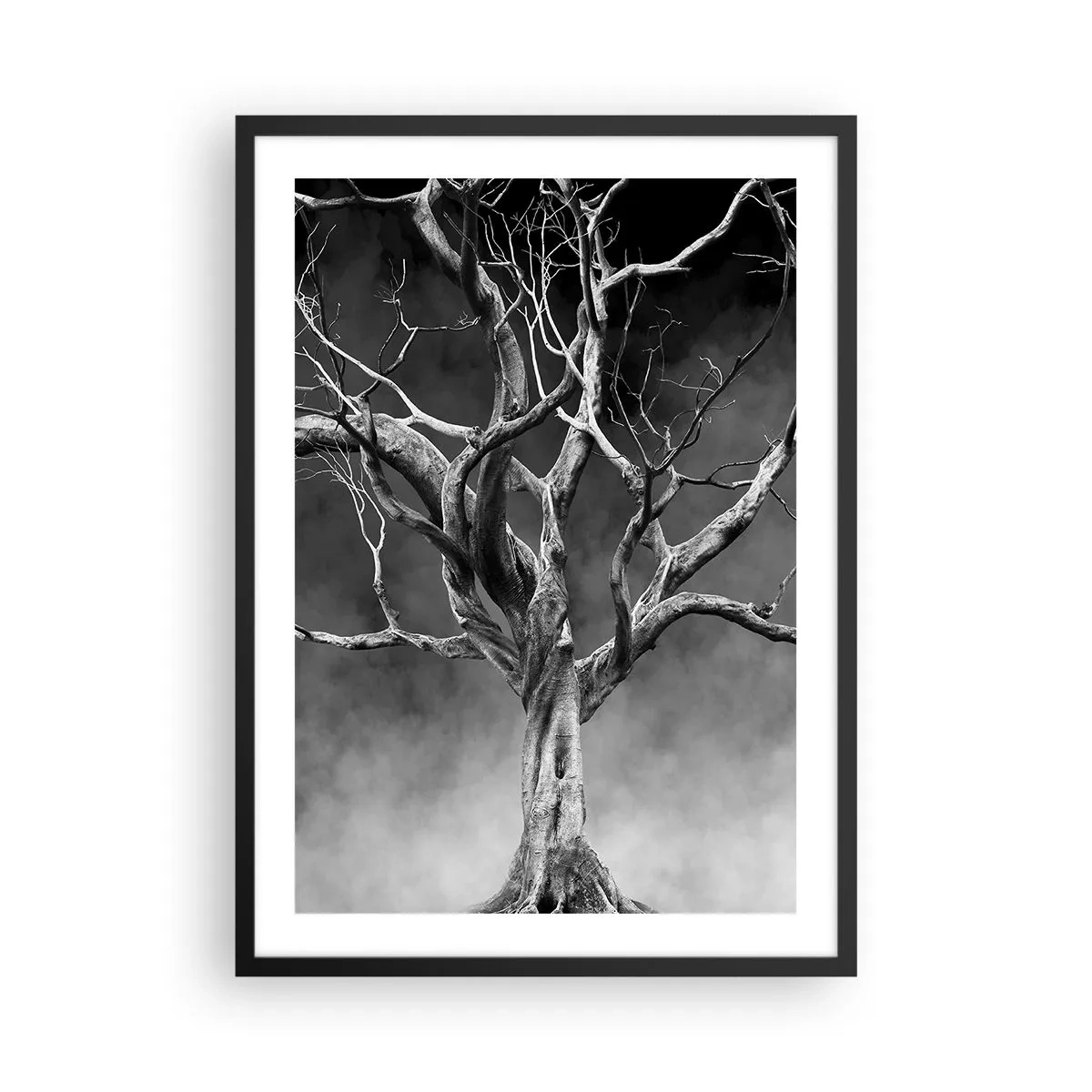 Poster in cornice nera - Immagine in bianco e nero di un albero su uno sfondo di nebbia - 50x70cm - Primordiale e sacro - Decorazione murale moderna per soggiorno e camera da letto ARTTOR