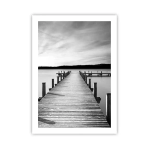 Poster - Molo di legno su un lago calmo in bianco e nero - 50x70cm - Pace sull'acqua - Decorazione murale moderna per soggiorno e camera da letto ARTTOR