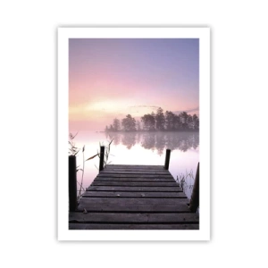 Poster - Un molo sul lago dai colori pastello al mattino - 50x70cm - Nebbia color lilla - Decorazione murale moderna per soggiorno e camera da letto ARTTOR