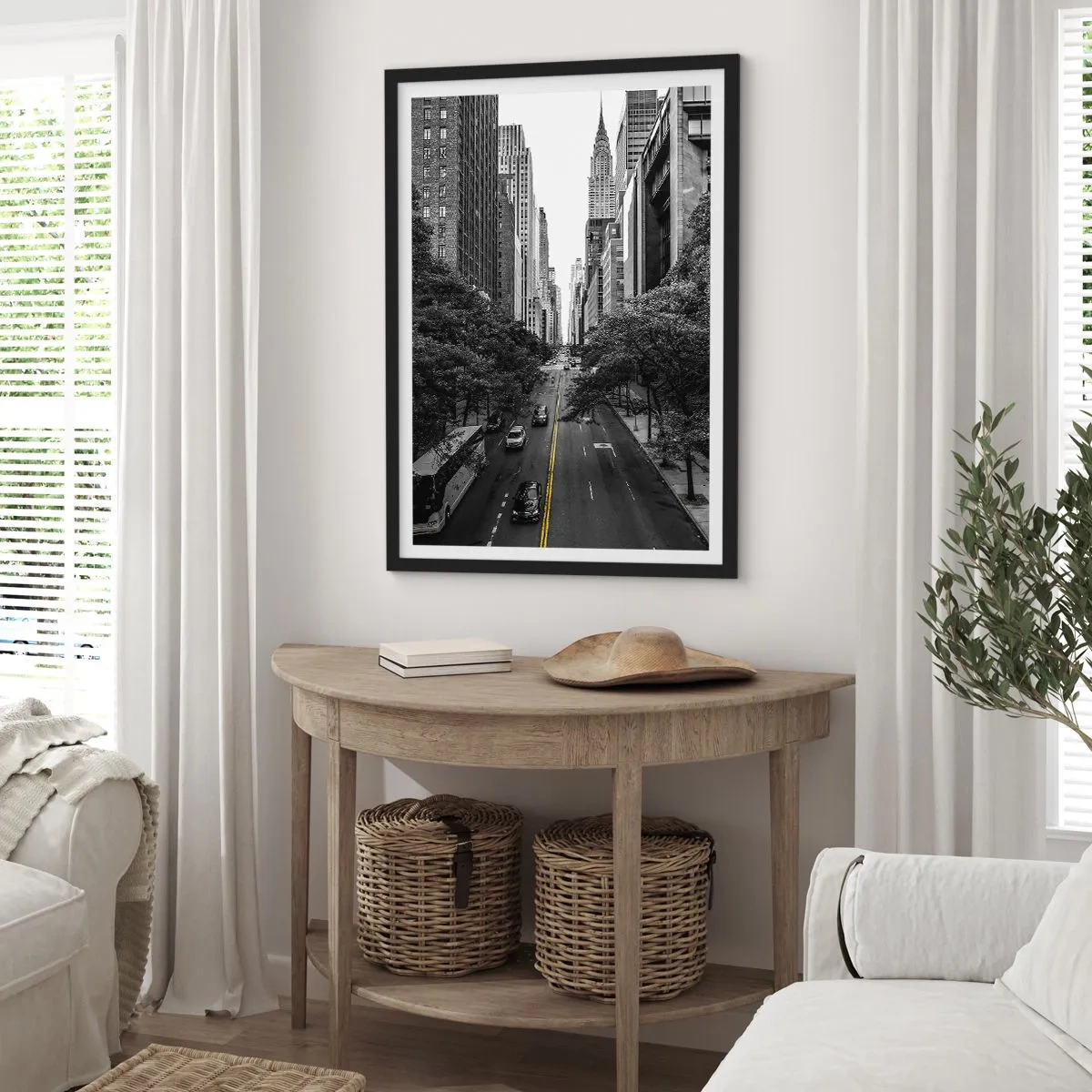 Poster in cornice nera - Panorama della città in bianco e nero con una linea gialla sulla strada - 50x70cm - Alba a New York - Decorazione murale moderna per soggiorno e camera da letto ARTTOR