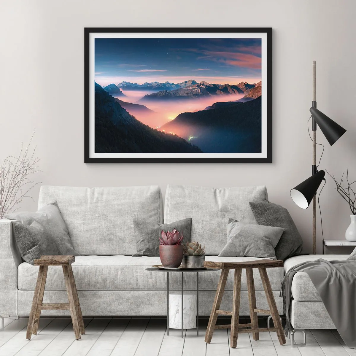 Poster in cornice nera - Un paesaggio montano con una valle piena di nebbia - 70x50cm - La luce nelle valli - Decorazione murale moderna per soggiorno e camera da letto ARTTOR