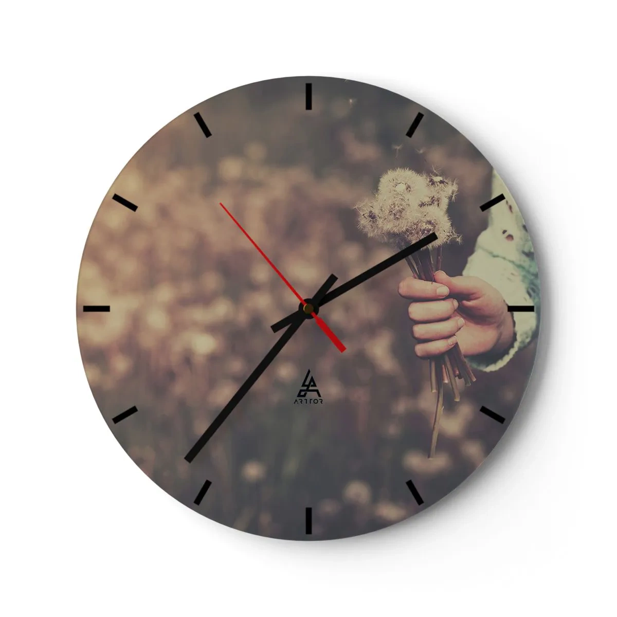 Orologio da parete - Orologio in Vetro - Una mano che tiene un mazzo di denti di leone contro un campo sfocato - 30x30cm - Fermali per favore - Decorazione murale moderna per soggiorno, cucina e camera da letto ARTTOR