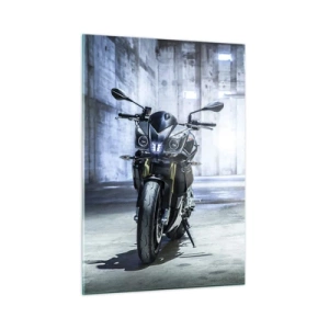 Quadro su vetro - Una motocicletta in un interno industriale con pareti di cemento - 50x70cm - Prima che rombi il motore - Decorazione murale moderna per soggiorno e camera da letto ARTTOR