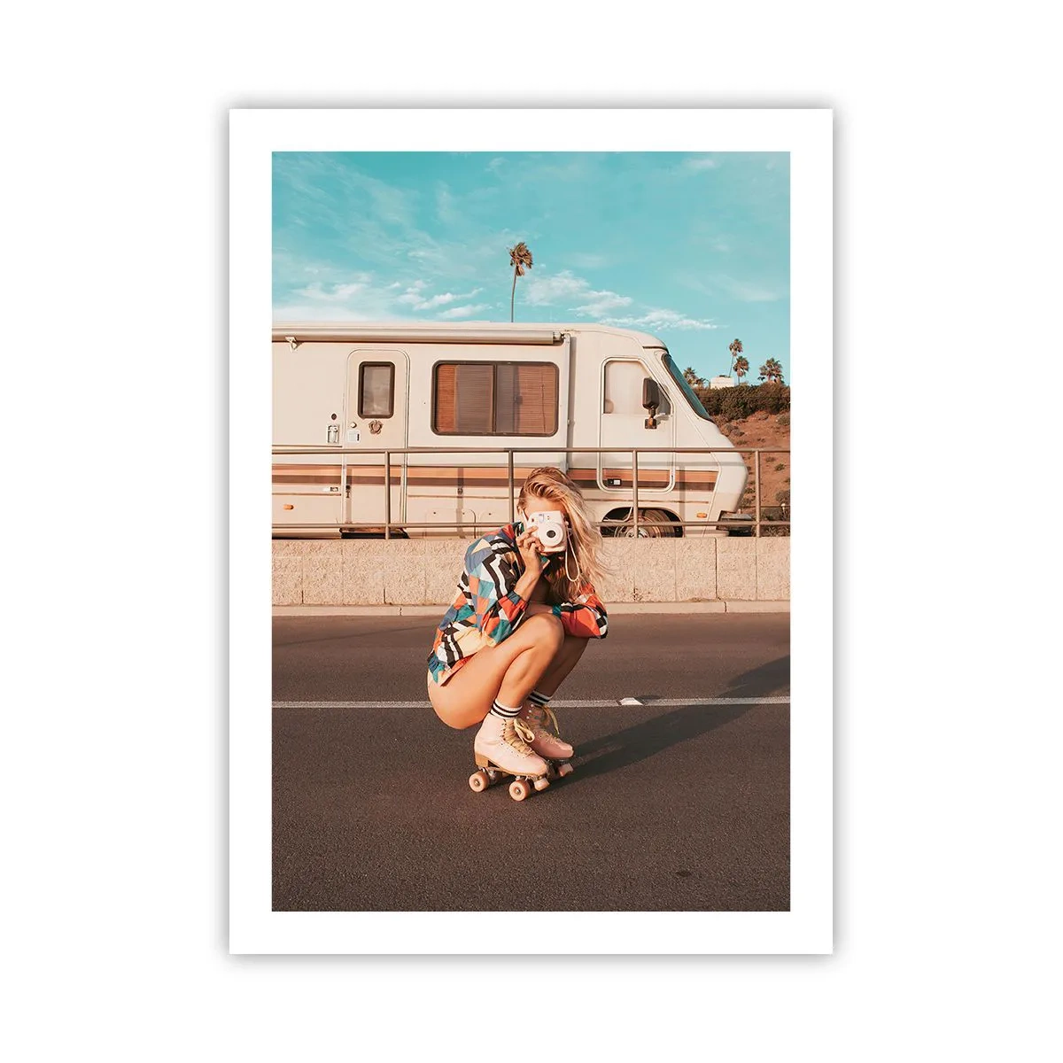Poster - Una ragazza sui pattini a rotelle con una macchina fotografica davanti a un camper - 50x70cm - Sorridi per favore! - Decorazione murale moderna per soggiorno e camera da letto ARTTOR