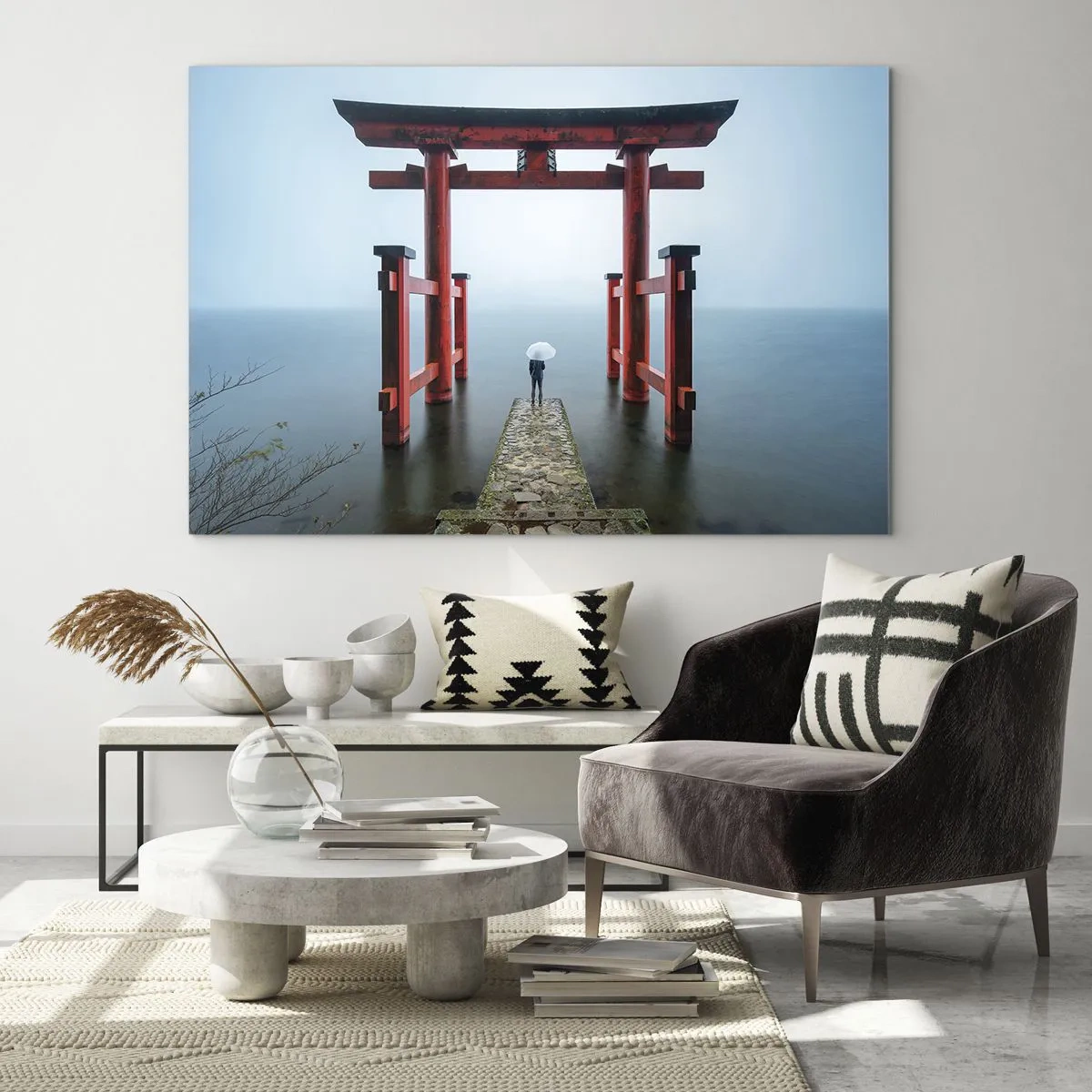 Quadro su vetro - Un torii rosso su acque calme in un ambiente nebbioso - 70x50cm - Meditazione giapponese - Decorazione murale moderna per soggiorno e camera da letto ARTTOR