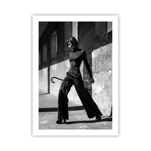 Poster - Una donna in un abito elegante con un bastone sullo sfondo di un'architettura austera - 50x70cm - Eleganza cittadina - Decorazione murale moderna per soggiorno e camera da letto ARTTOR