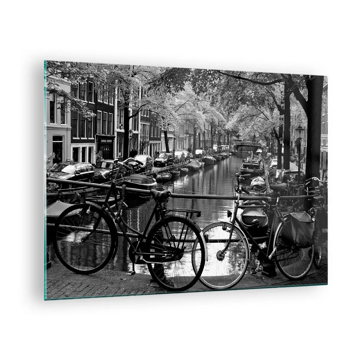 Quadro su vetro - Vista in bianco e nero di un canale con biciclette e barche - 70x50cm - Vista molto olandese - Decorazione murale moderna per soggiorno e camera da letto ARTTOR