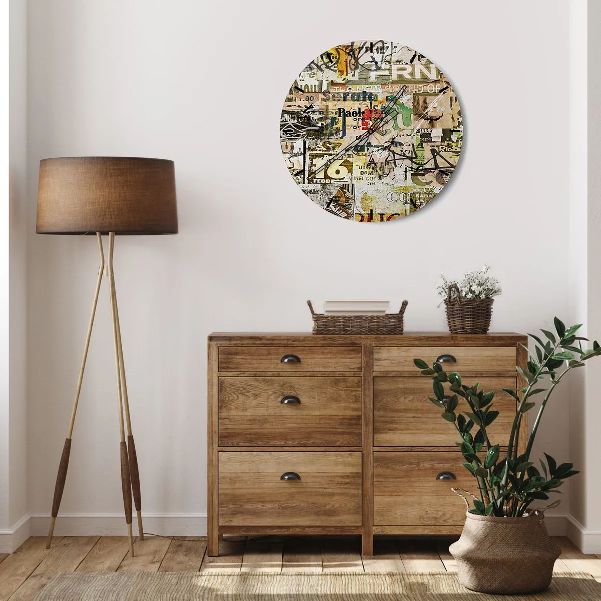 Orologio da parete - Orologio in Vetro - Una composizione di molti strati di vecchi manifesti e iscrizioni - 30x30cm - Qualcosa sta succedendo… - Decorazione murale moderna per soggiorno, cucina e camera da letto ARTTOR
