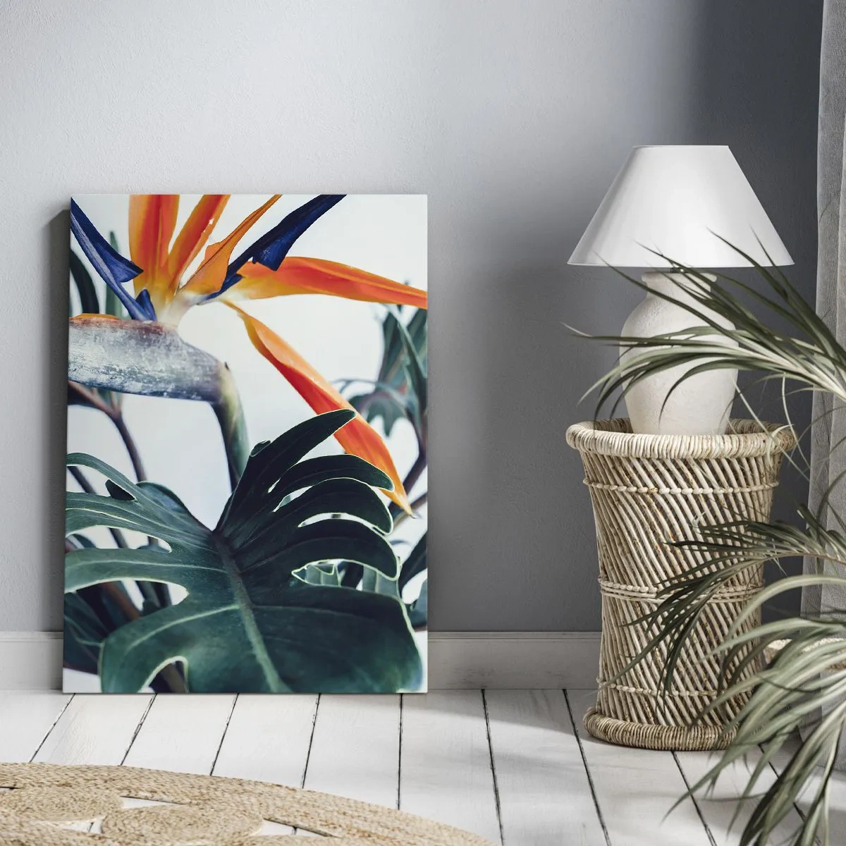Quadro su tela - Stampe su Tela - Fiore di Strelitzia circondato da foglie in piena luce - 50x70cm - Pianta uccello - Decorazione murale moderna per soggiorno e camera da letto ARTTOR