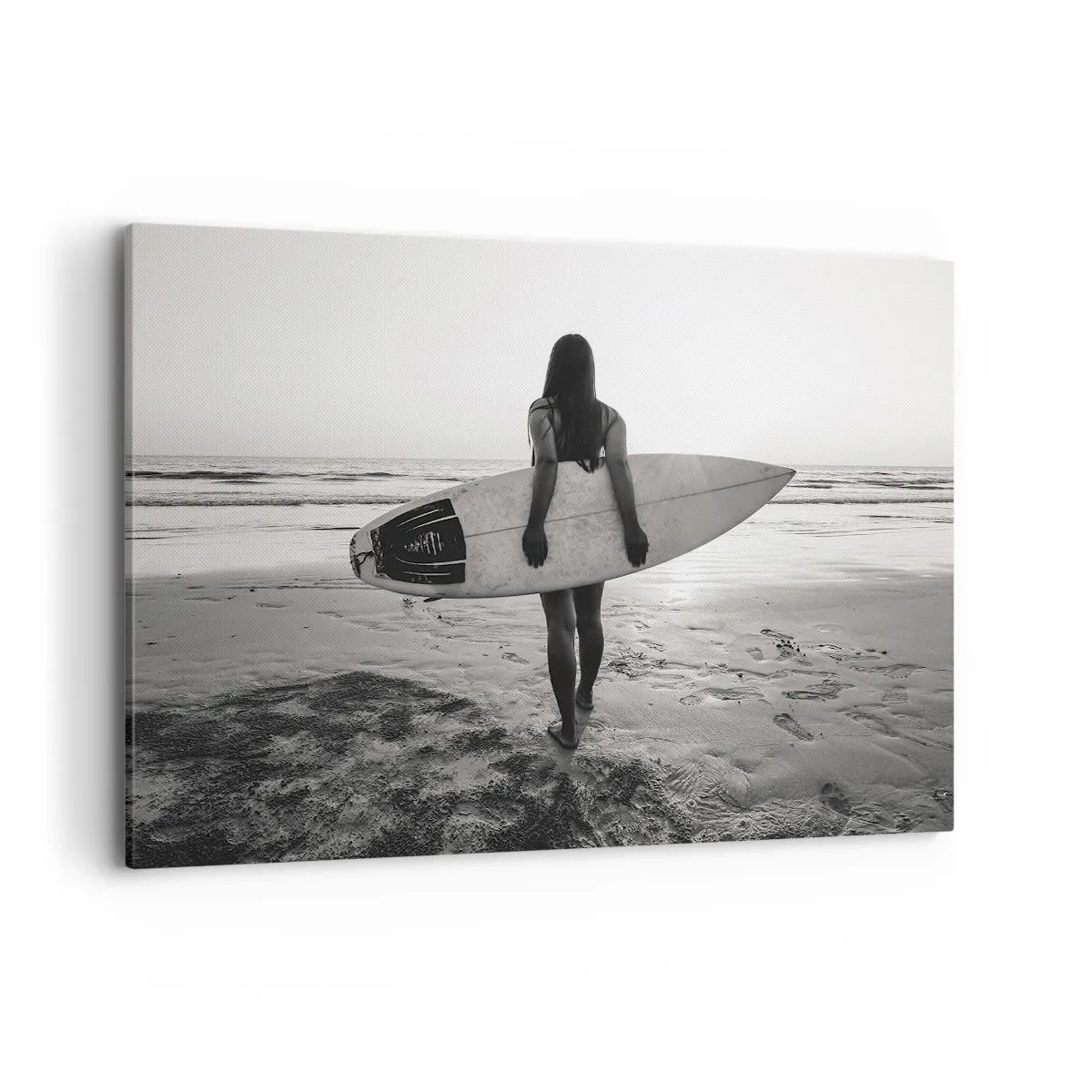 Quadro su tela - Stampe su Tela - Donna con tavola da surf sulla spiaggia in bianco e nero - 100x70cm - La figlia dell'onda marina - Decorazione murale moderna per soggiorno e camera da letto ARTTOR