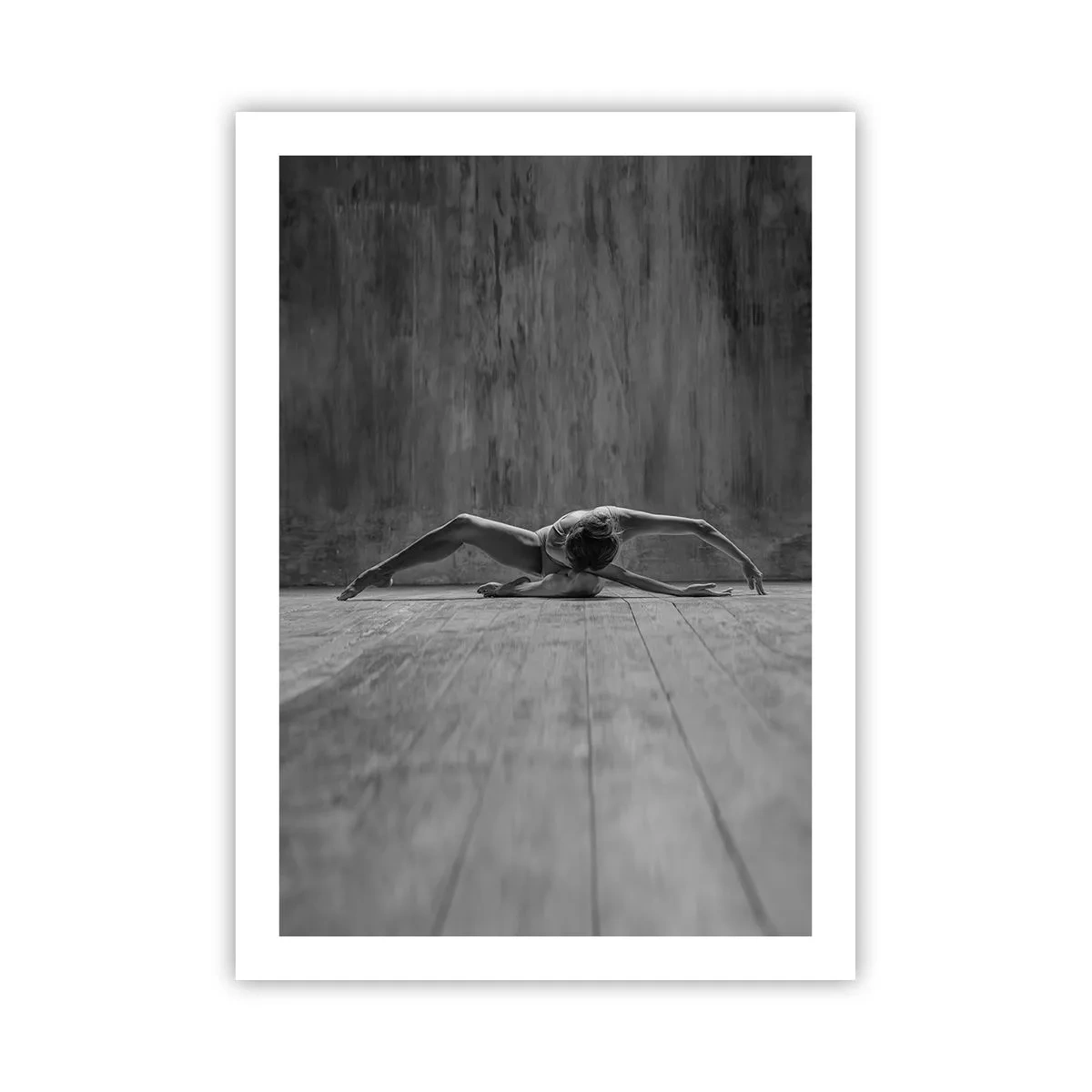 Poster - Una ballerina in una posa artistica su un palco di legno - 50x70cm - Simmetria ritrovata - Decorazione murale moderna per soggiorno e camera da letto ARTTOR