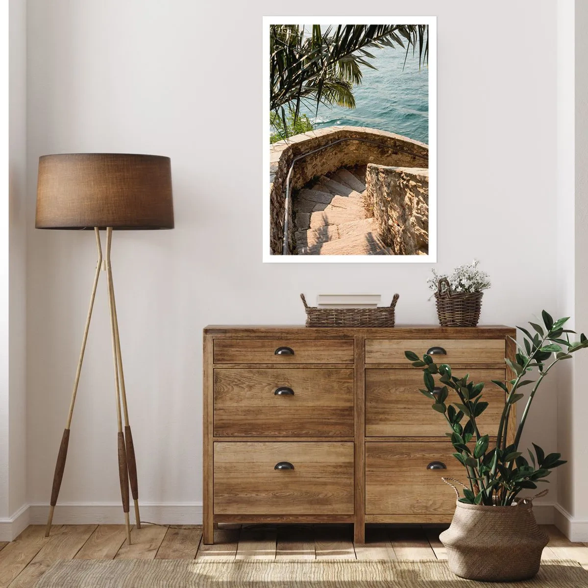 Poster - Una scala a chiocciola in pietra che conduce verso il mare, fiancheggiata da palme - 50x70cm - Sotto il sole d'Italia - Decorazione murale moderna per soggiorno e camera da letto ARTTOR