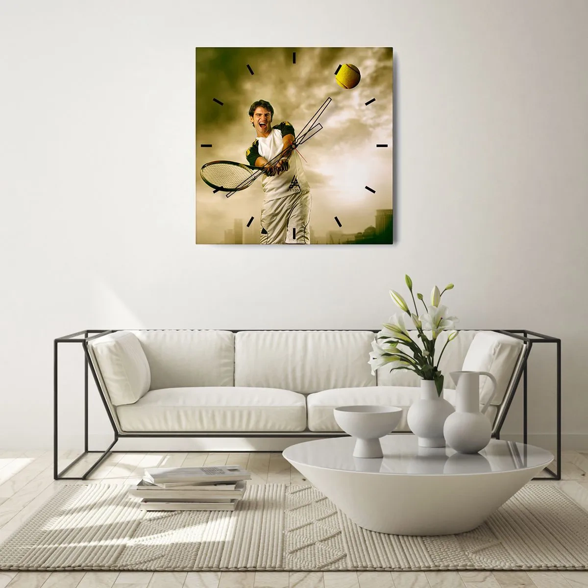 Orologio da parete - Orologio in Vetro - Giocatore di tennis in azione durante una partita sullo sfondo di un paesaggio urbano - 30x30cm - Energia e gioia - Decorazione murale moderna per soggiorno e camera da letto ARTTOR