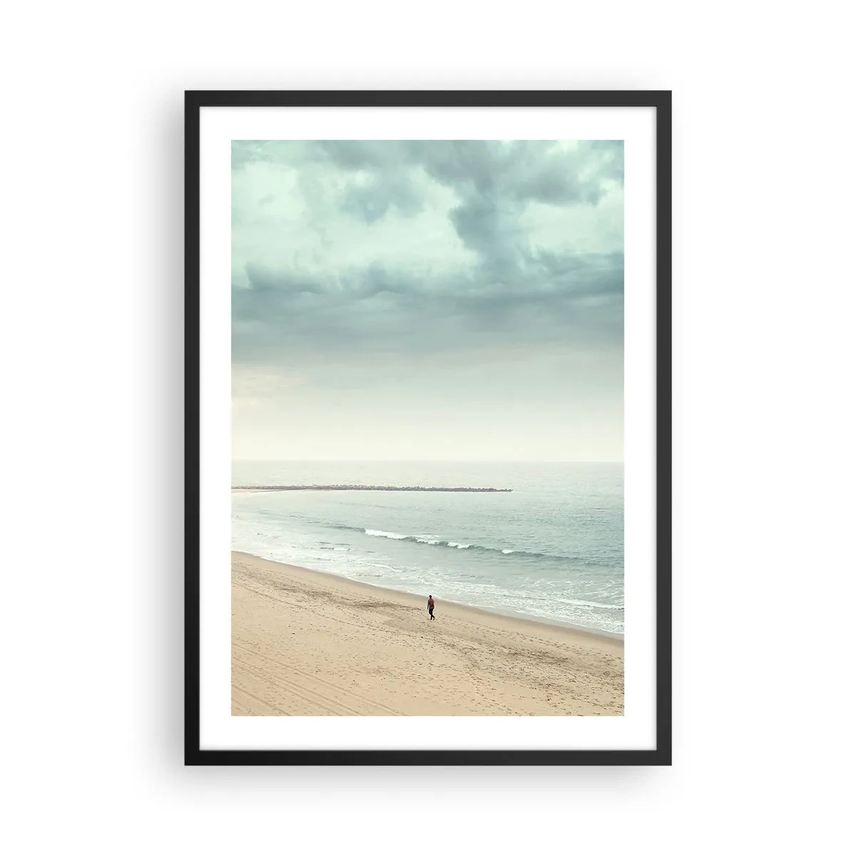 Poster in cornice nera - Una figura solitaria cammina lungo la riva del mare sotto un cielo coperto. - 50x70cm - Cercando la pace - Decorazione murale moderna per soggiorno e camera da letto ARTTOR