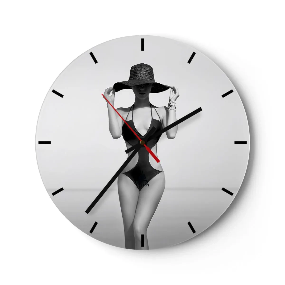 Orologio da parete - Orologio in Vetro - Una donna in costume da bagno nero e cappello contro il mare - 30x30cm - Il mio nome è Eleganza - Decorazione murale moderna per soggiorno, cucina e camera da letto ARTTOR