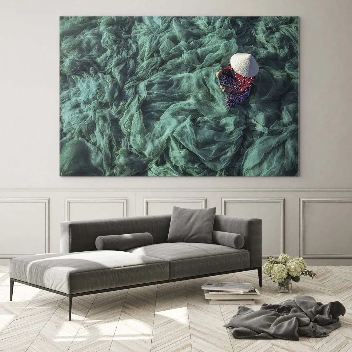Quadro su vetro - Una donna con un cappello tradizionale che ripara le reti - 120x80cm - Nel mare di reti - Decorazione murale moderna per soggiorno e camera da letto ARTTOR