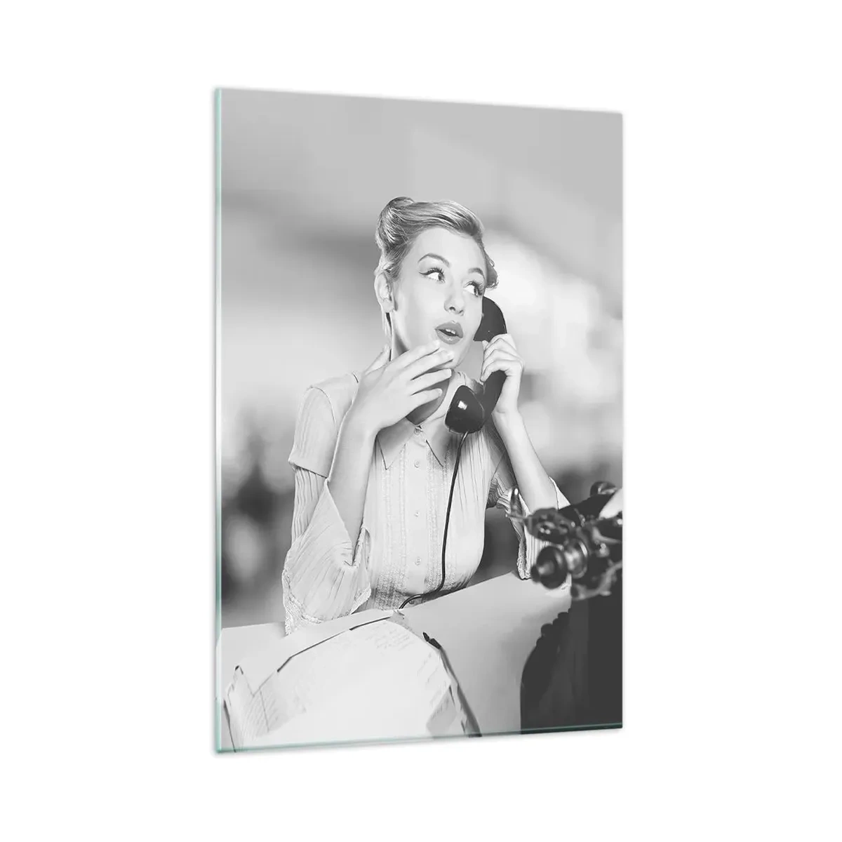 Quadro su vetro - Una donna che parla al telefono davanti a una macchina da scrivere - 80x120cm - Salve, qui gli anni '50 - Decorazione murale moderna per soggiorno e camera da letto ARTTOR