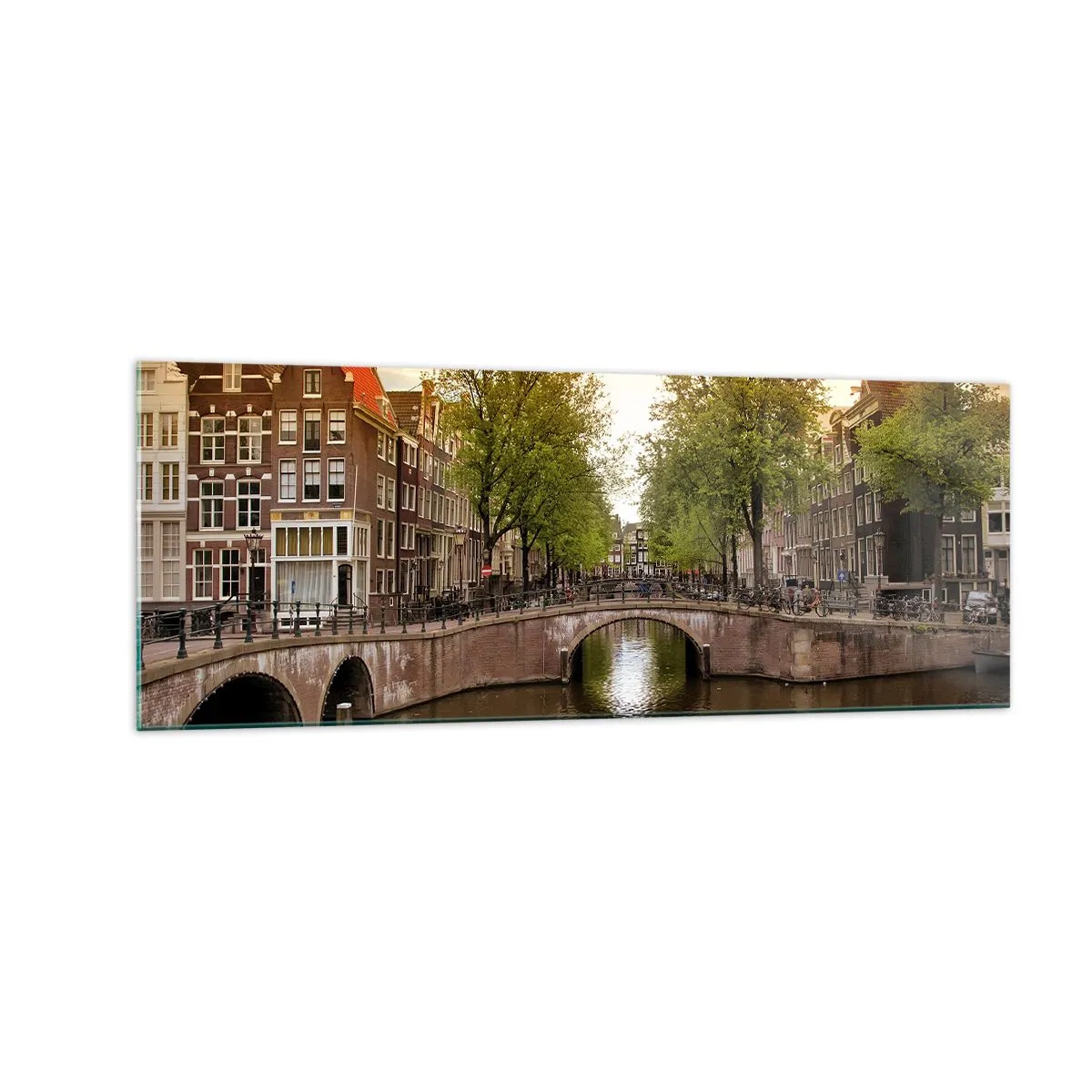 Quadro su vetro - Un canale di Amsterdam circondato da case popolari storiche - 140x50cm - In barca o in bicicletta? - Decorazione murale moderna per soggiorno e camera da letto ARTTOR