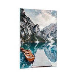 Quadro su vetro - Un lago con barche circondato da montagne - 70x100cm - Ti mostriamo la bellezza - Decorazione murale moderna per soggiorno e camera da letto ARTTOR