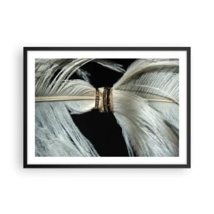 Poster in cornice nera - Una piuma bianca con due anelli d'oro su uno sfondo nero - 70x50cm - ...e non ti lascerò... - Decorazione murale moderna per soggiorno e camera da letto ARTTOR