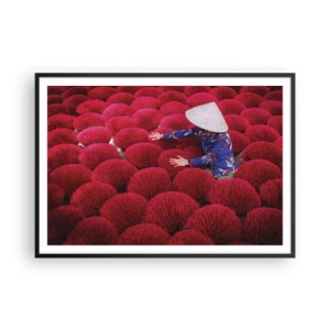 Poster in cornice nera - Una donna che indossa un cappello tradizionale tra bastoncini di incenso rosso - 100x70cm - Nel campo di riso - Decorazione murale moderna per soggiorno e camera da letto ARTTOR