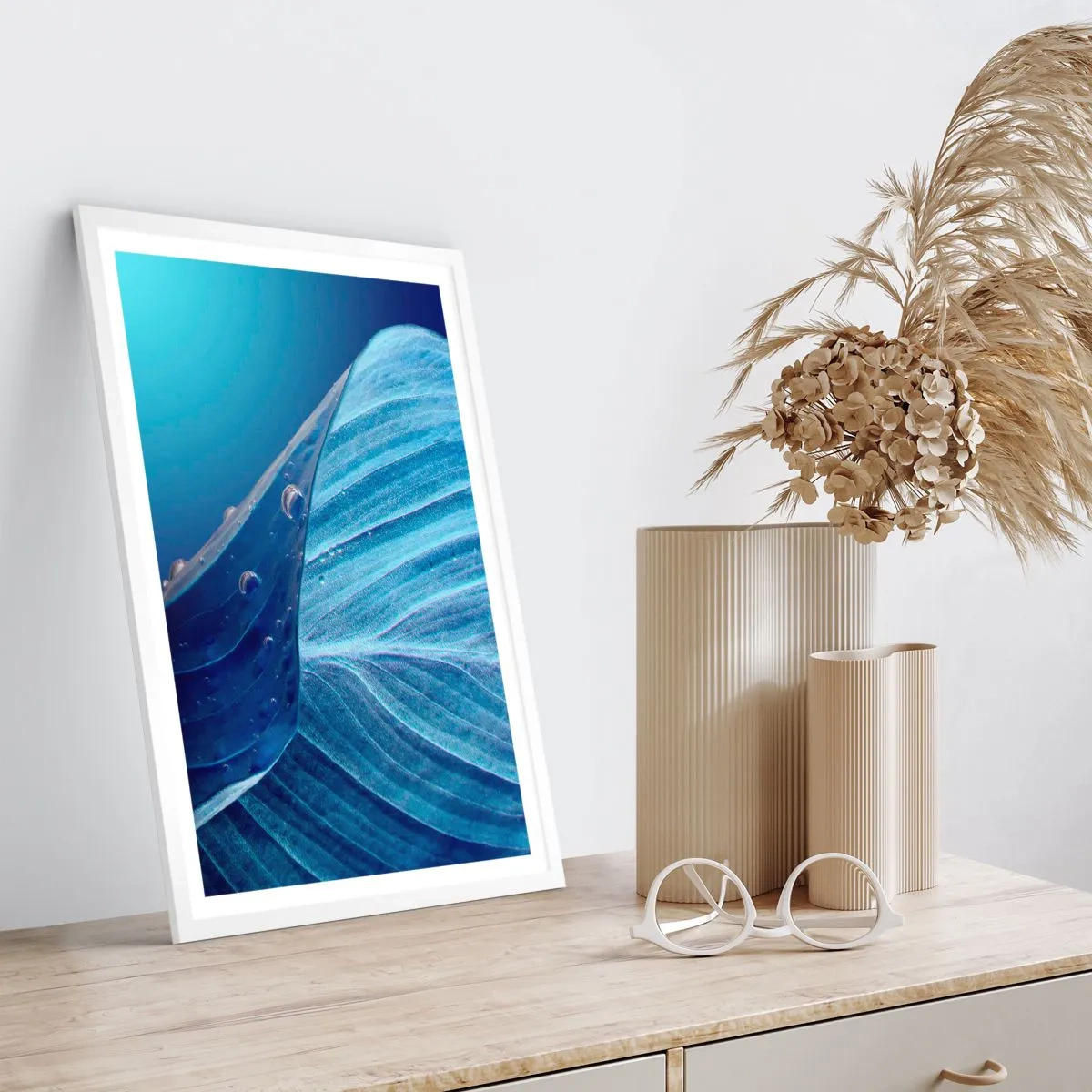 Poster in cornice bianca - Gocce di blu nascoste - 70x100 cm