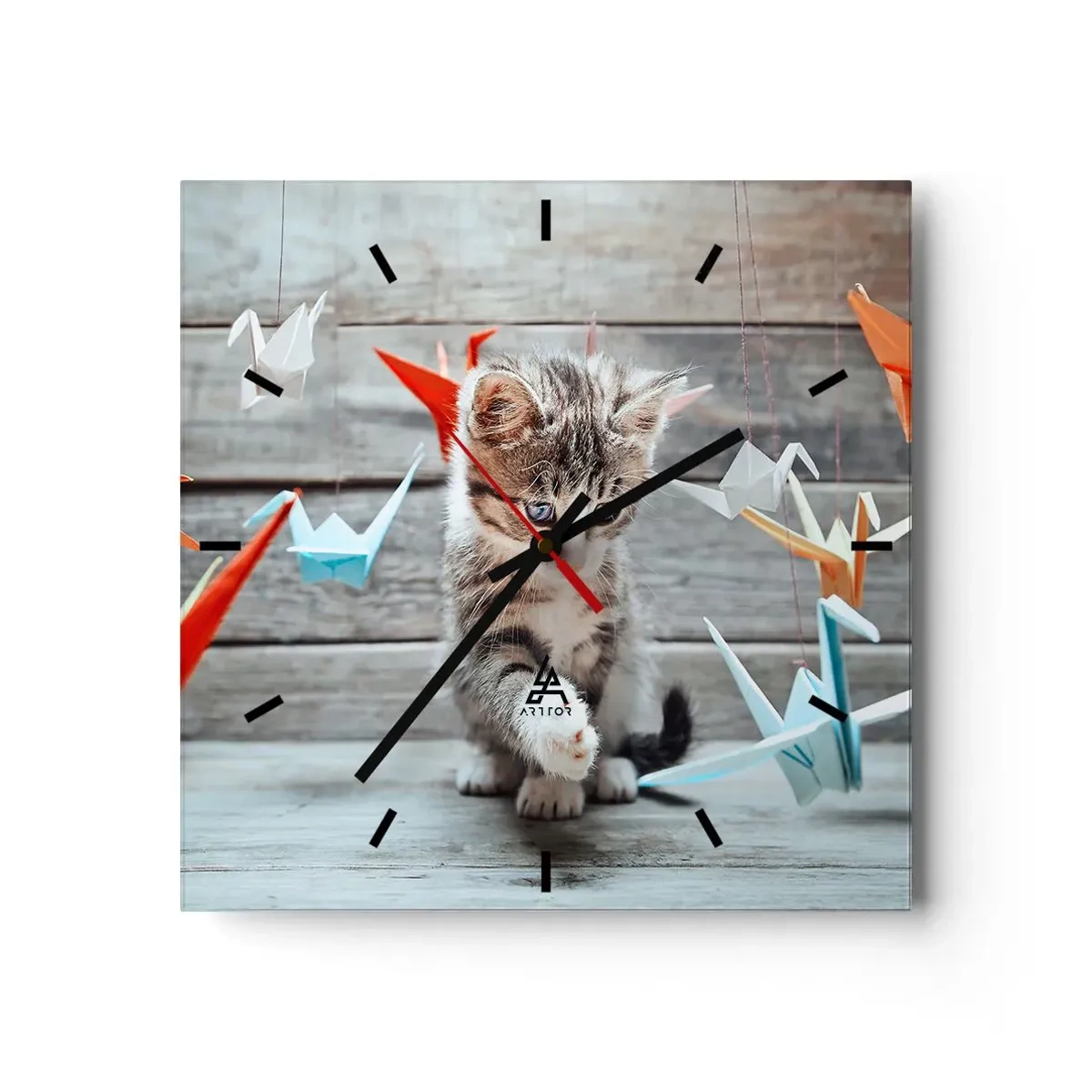 Orologio da parete - Orologio in Vetro - Un gattino che gioca con delle gru di carta origami appese. - 30x30cm - Prima lezione - Decorazione murale moderna per soggiorno e camera da letto ARTTOR