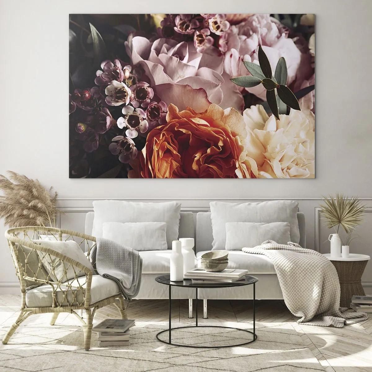 Quadro su vetro - Primo piano di una composizione di rose, garofani e piccoli fiori. - 70x50cm - Avvolti dalla bellezza - Decorazione murale moderna per soggiorno e camera da letto ARTTOR