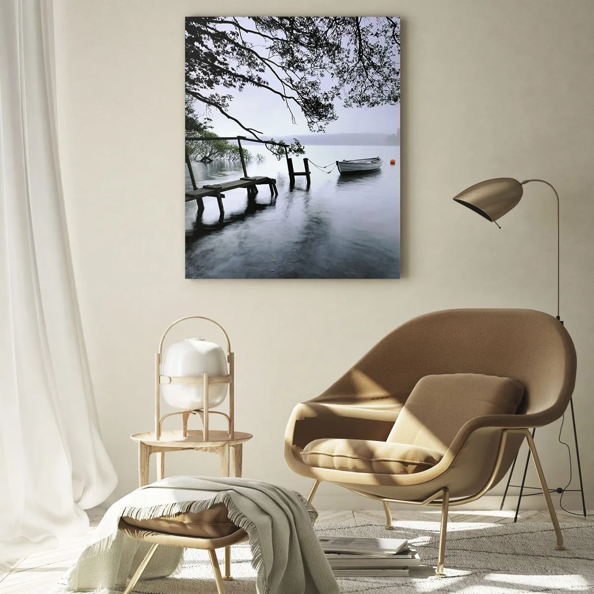 Quadro su vetro - Un molo di legno su un lago nebbioso con una barca sullo sfondo - 50x70cm - E già ti riposi - Decorazione murale moderna per soggiorno e camera da letto ARTTOR